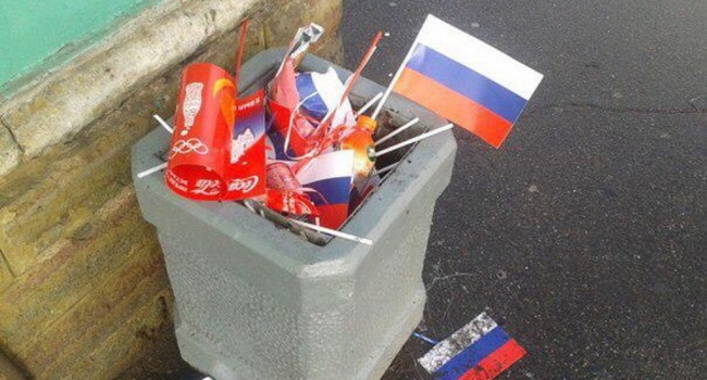 Коммунальщики в Волгограде собирают мусор в российский флаг (ВИДЕО) Коммунальщики в Волгограде собирают мусор в российский флаг (ВИДЕО)