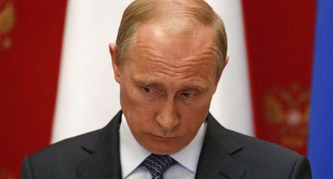 Эксперт: Путин уже не надеется на ослабление санкций Запада, но, затаившись, ждет выборы
