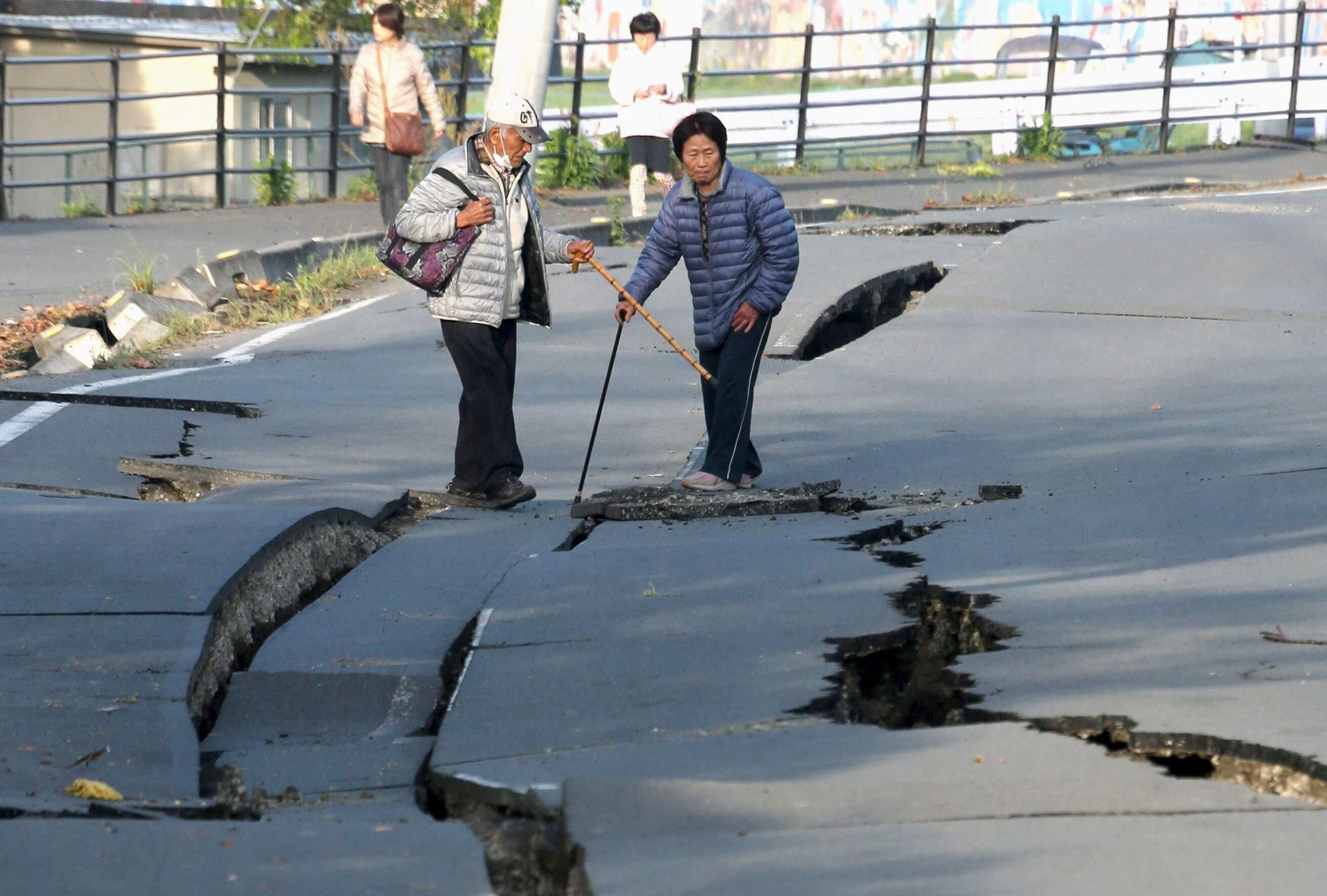 Япония последние новости землетрясение. Землетрясение в Японии 2011. Землетрясение в Японии. Катаклизмы в Японии. Природные катаклизмы в Японии.