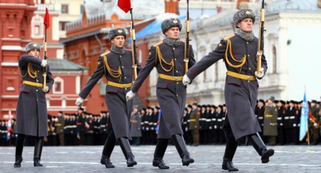 У Москві на Червоній площі проходить марш У Москві на Червоній площі проходить марш