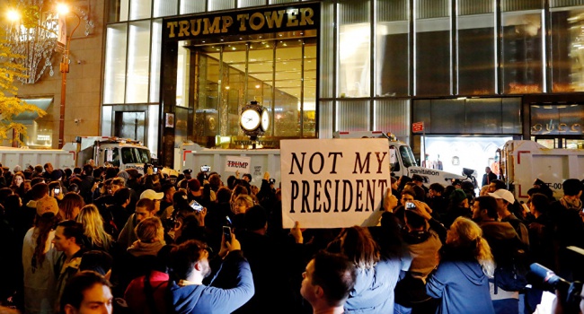 На митинге против Трампа массовые беспорядки, ранены несколько полицейских На митинге против Трампа массовые беспорядки, ранены несколько полицейских