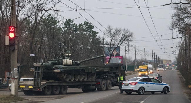 Блогер показал улицы Симферополя, заполненные военной техникой Блогер показал улицы Симферополя, заполненные военной техникой