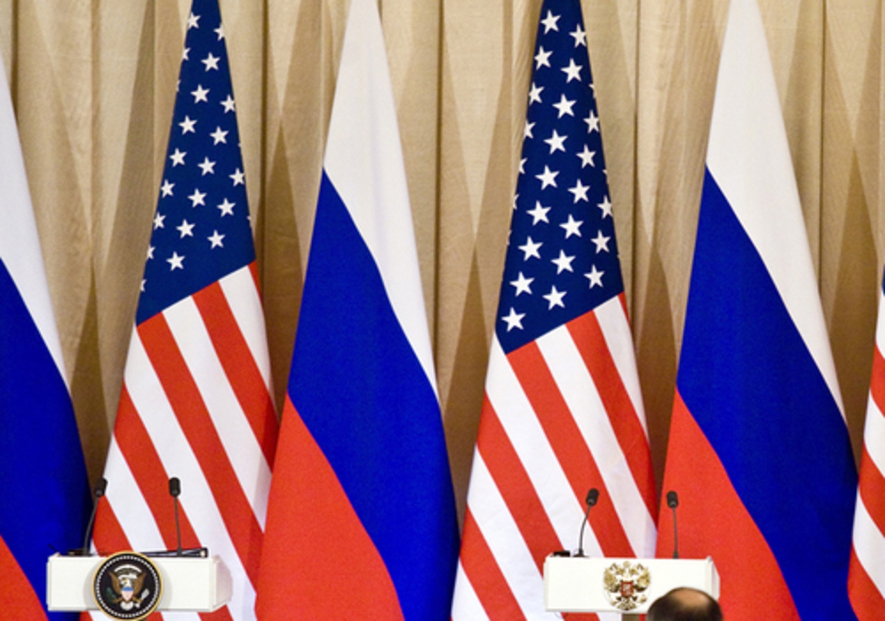 Флаг переговоров. Флаг России и США. Россия и Америка. Россия и США. Российский и американский флаги.