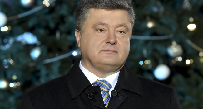 Порошенко просят не поздравлять украинцев с Новым годом Порошенко просят не поздравлять украинцев с Новым годом