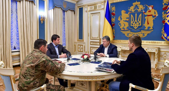 Порошенко зібрав силовиків на екстрену нараду Порошенко зібрав силовиків на екстрену нараду