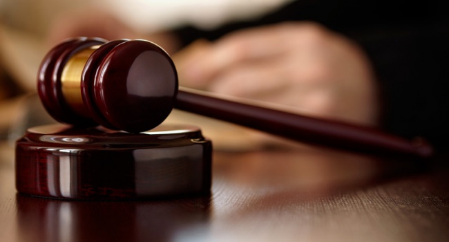 Підозрюваний у державній зраді прибув до суду Підозрюваний у державній зраді прибув до суду
