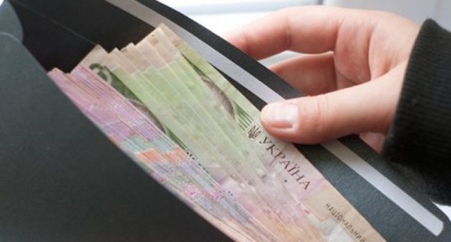 Правительство Украины повысило оклады учителей на два тарифных разряда Правительство Украины повысило оклады учителей на два тарифных разряда