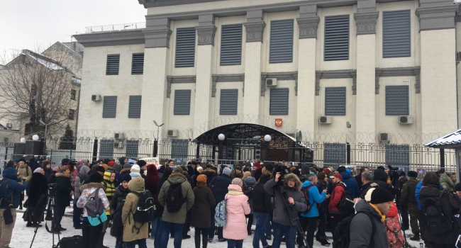 У Києві протести. Люди закликають бути не байдужими до війни в Алеппо У Києві протести. Люди закликають бути не байдужими до війни в Алеппо