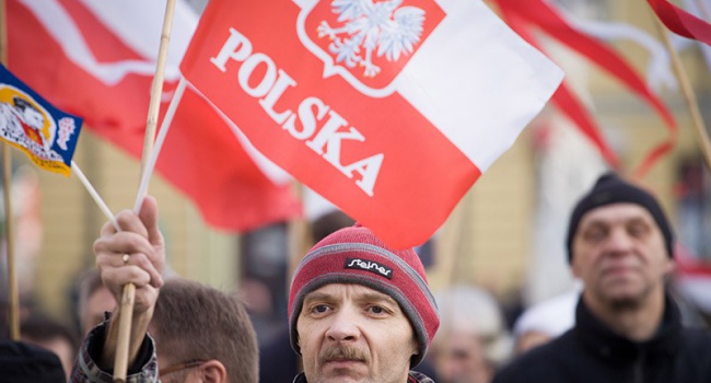 В Польше продолжаются массовые протесты, заблокировано здание парламента В Польше продолжаются массовые протесты, заблокировано здание парламента