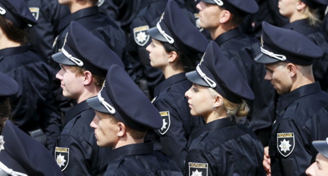 С 1 января полицейские будут использовать новую атрибутику С 1 января полицейские будут использовать новую атрибутику