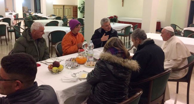 В свой 80-й день рождения Папа Римский позавтракал с бездомными
