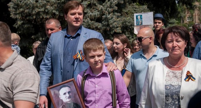 Эксперт: Пока украинцы на Донбассе воюют против «русского мира», депутаты от «Оппоблока» строят его в Украине