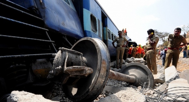Крушение поезда в Индии: десятки погибших, более ста пострадавших