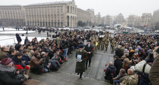 На Майдане прошло прощание с бойцами АТО, которые погибли в Авдеевке 29 января - фото