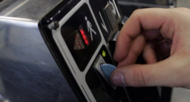 В київській підземці розповіли, коли зникнуть жетони