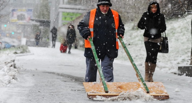 У Києві ліквідовують наслідки зимової погоди