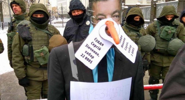 Возле администрации Порошенко установили «памятник брехуну»