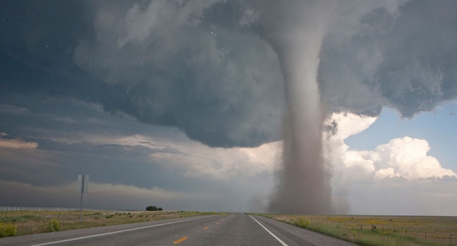 На США обрушились торнадо, есть пострадавшие — видео