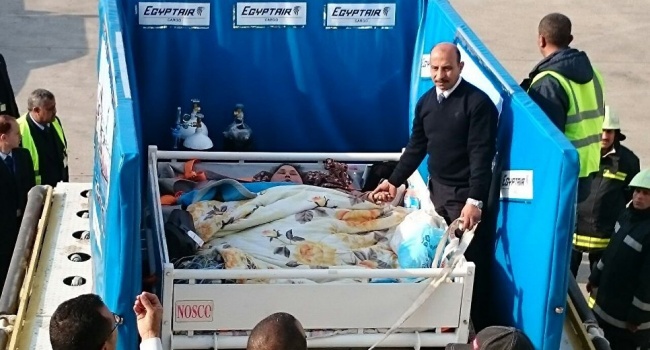 EgyptAir доставила 500-килограммовую женщину на лечение