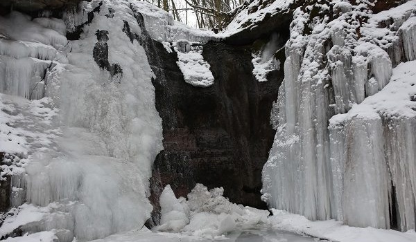 В Украине полностью замерз Джуринский водопад, - фото