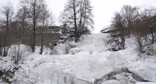 В Украине полностью замерз Джуринский водопад, - фото