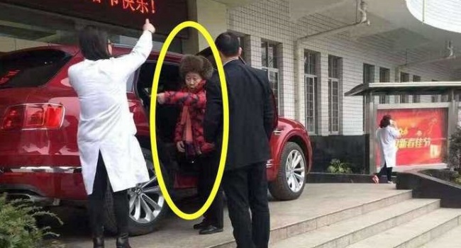 70-летнюю бабушку в соцсетях признали «самой горячей женщиной Китая»