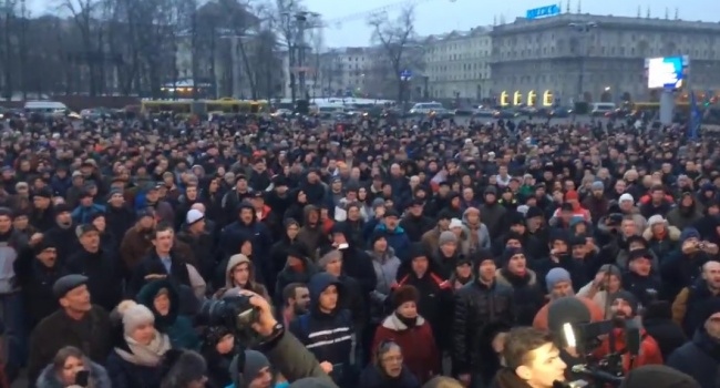 Тысячи жителей Минска протестуют против налога на тунеядство