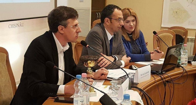 Депутаты в Кишинёве вручили мэру кубок за самый грязный город — СМИ Депутаты в Кишинёве вручили мэру кубок за самый грязный город — СМИ