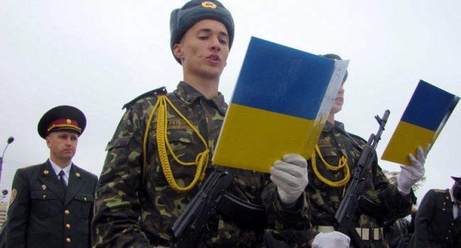 Порошенко підписав указ про строкову військову службу Порошенко підписав указ про строкову військову службу