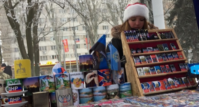 Журналист: в Донецке триколоры и киоски с магнитиками с Путиным и с Захарченко на каждом углу Журналист: в Донецке триколоры и киоски с магнитиками с Путиным и с Захарченко на каждом углу