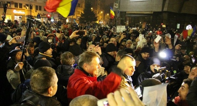 Румунські активісти святкують першу перемогу Румунські активісти святкують першу перемогу