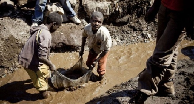 В Конго 4-летних детей заставляют за копейки работать в шахтах