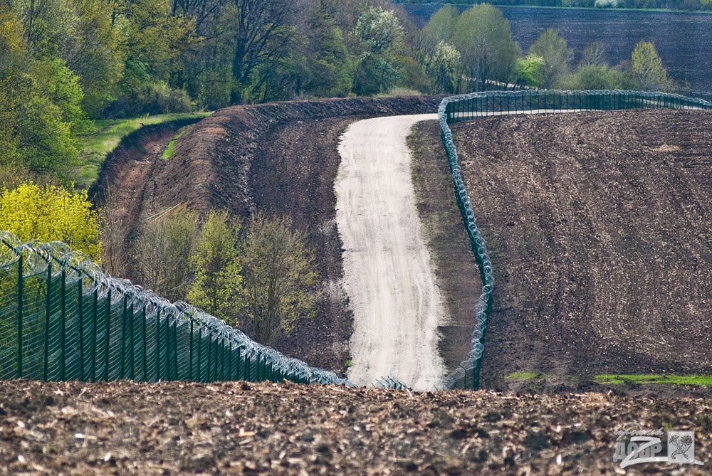 Между украиной. Ров Яценюка. Стена на границе Украины с Россией. Великая стена Украины. Граница России и Украины забор.