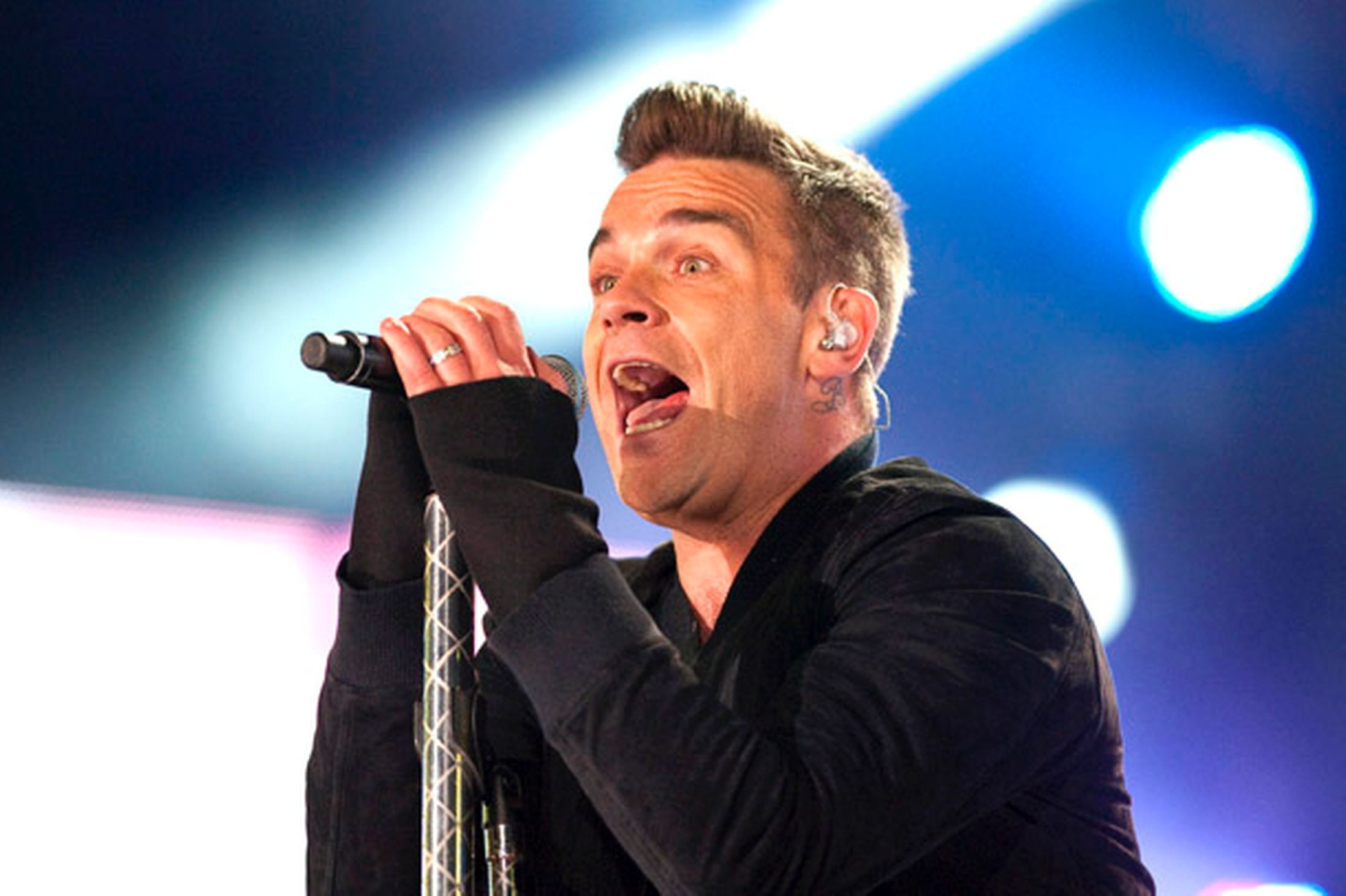 Певцы певшие в группах. Робби Уильямс. Певцы которые поют. Робби Уильямс в России. Robbie Williams концерт.