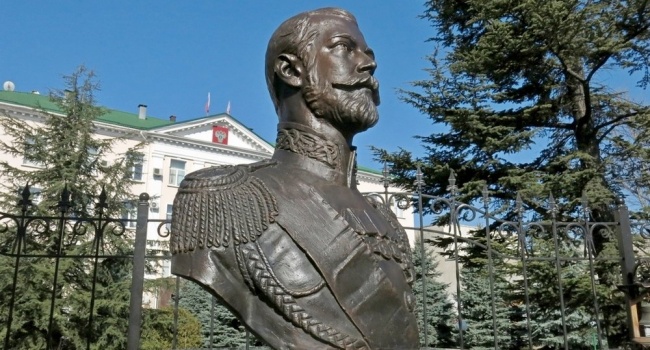 Духовник: будем разбираться, но о мироточащих бюстах я еще никогда не слышал