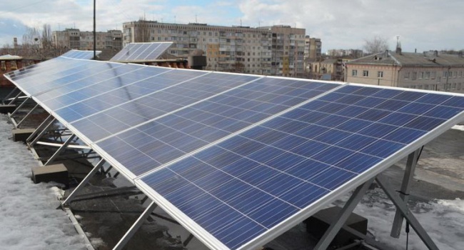 Мешканець Житомира встановив сонячну електростанцію на даху будинку