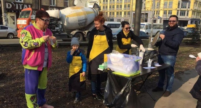 В Киеве пенсионеров начали бесплатно кормить горячими блюдами