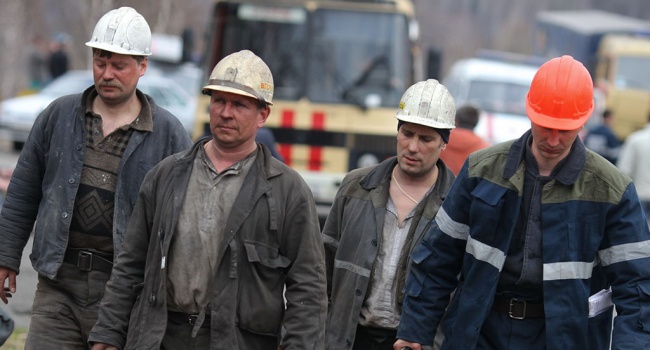Родственники погибших шахтеров получили по сто тысяч гривен