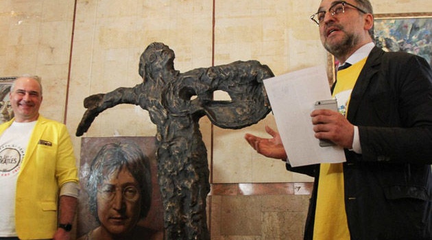 Жители Запорожья отказались от скандального памятника Джону Леннону