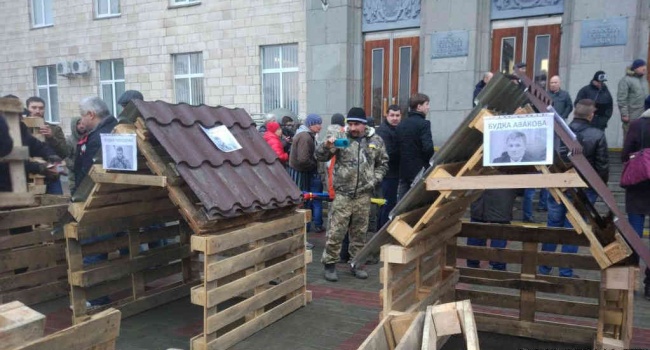Активісти в Черкасах збудували будки для Порошенка та силовиків