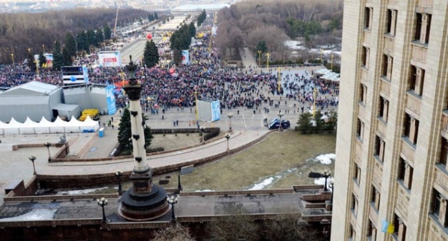У Москві побили чоловіка, який під час фестивалю в честь окупації Криму розмахував прапором України 