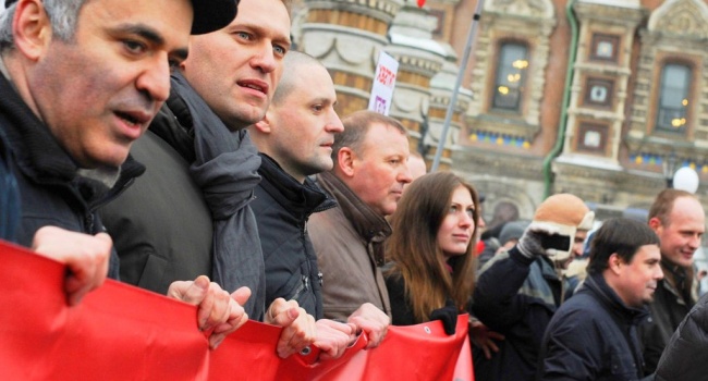 Муждабаев: в Кремле появилась новая функция – «оппозиционеры по вызову»