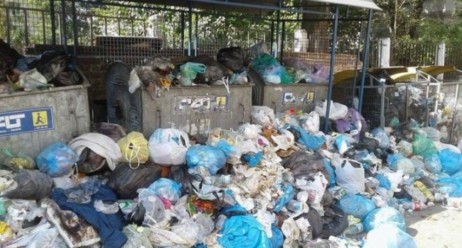 Львів почали чистити від завалів сміття