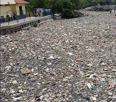  Назван самый грязный водоем в мире, - фото