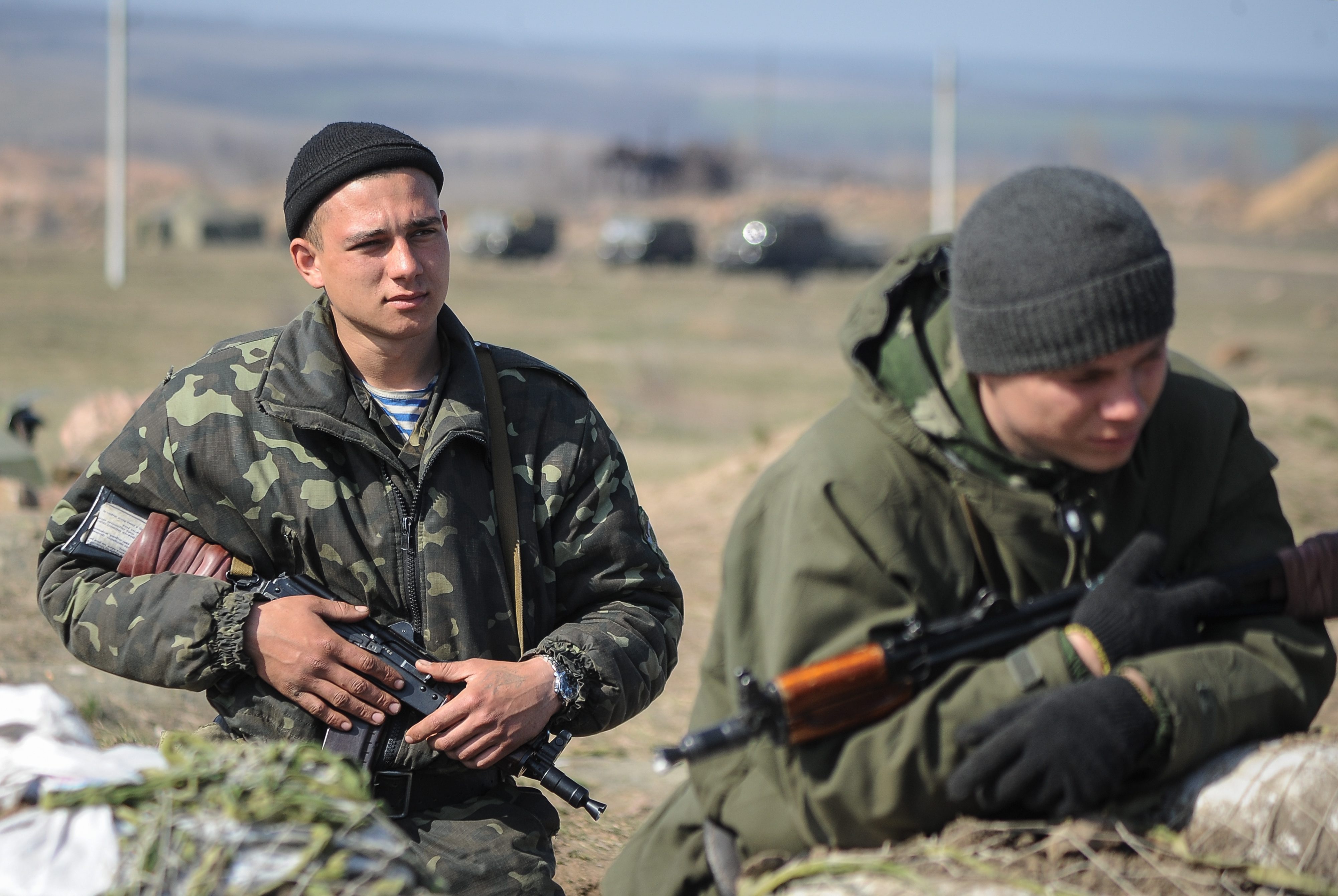 Жалко солдат. Украинские солдаты молодые. Солдат Украины вид сбоку. АТО Мухамеджанов. АТО.
