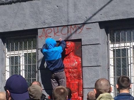 Активисты изуродовали мемориальную доску Жукову в Одессе и выдвинули властям требования