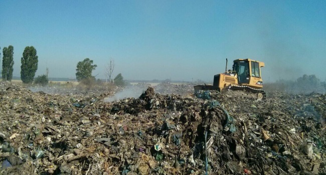 На Львівщині знову палає сміттєзвалище