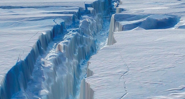 Ученые обнаружили странную трещину на леднике в Гренландии