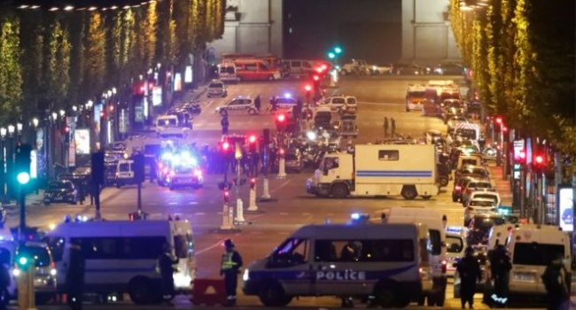 В центрі Парижу бойовики ІД розстріляли поліцейського (відео)