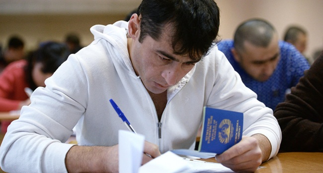 Журналіст: для отримання російського паспорту необхідно скласти іспит на знання російської мови, чим гірша Україна?